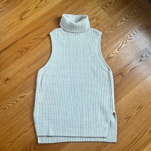 H&M turtle neck sleeveless sweater in oatmeal size L